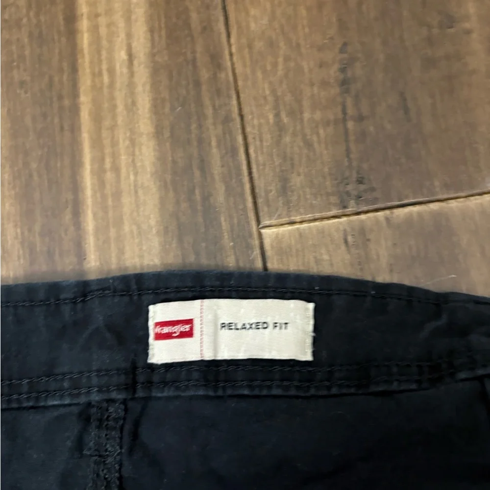 Stylish Wrangler Relaxed Fit Men's Black Cargo Pants Thrashed 44x32 Belt Loops